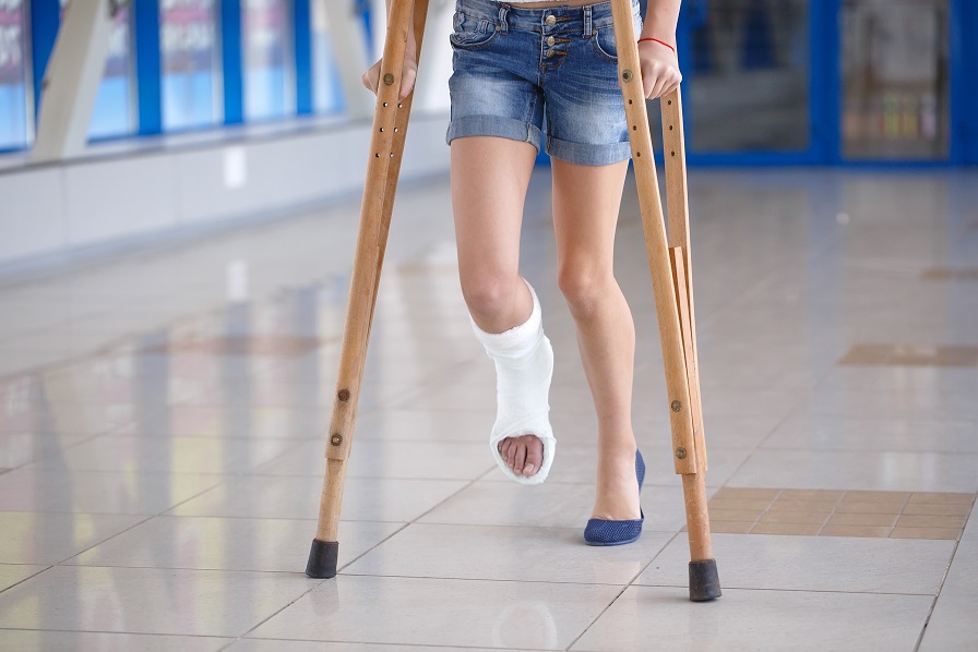 Ее ноги были сильнее. Barefoot Crutches. Range of Crutches. Girl on Crutches stock. Plane on Crutches.